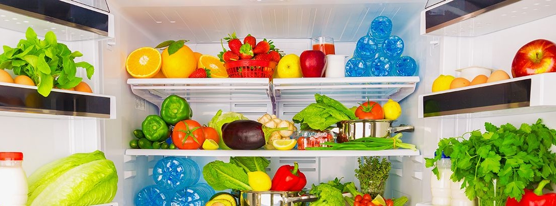 frigorífico con las puertas abiertas llenos de frutas y verduras