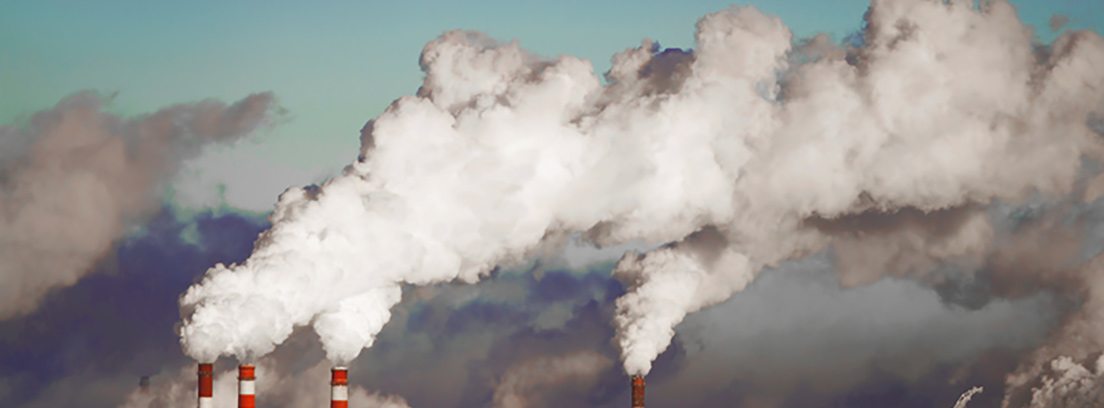 Inmensa nube de gases de las chimeneas de una fábrica