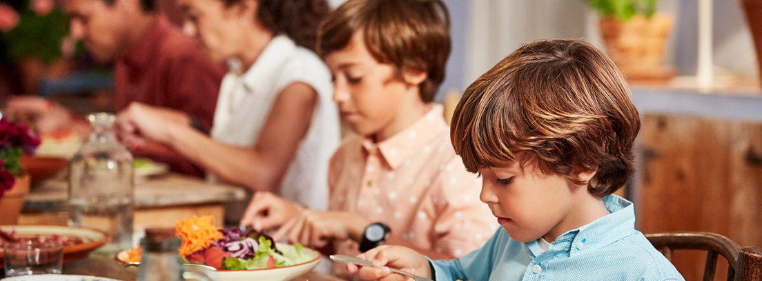 Varios niños comiendo alimentos saludables