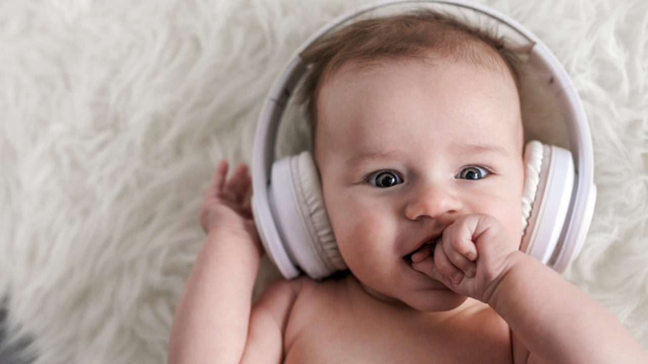 Музыка для малышей видео. Младенец слушает. Малыш слушает. Младенец слушает мобиль. Слушать музыку картинка для детей.