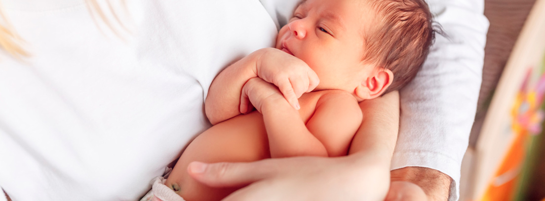 Recién nacido - niña en un hospital. Bebé recién nacido - 3,5