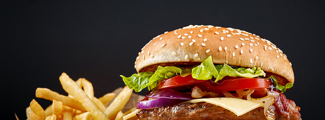 Hamburguesa con pan, ensalada y patatas fritas