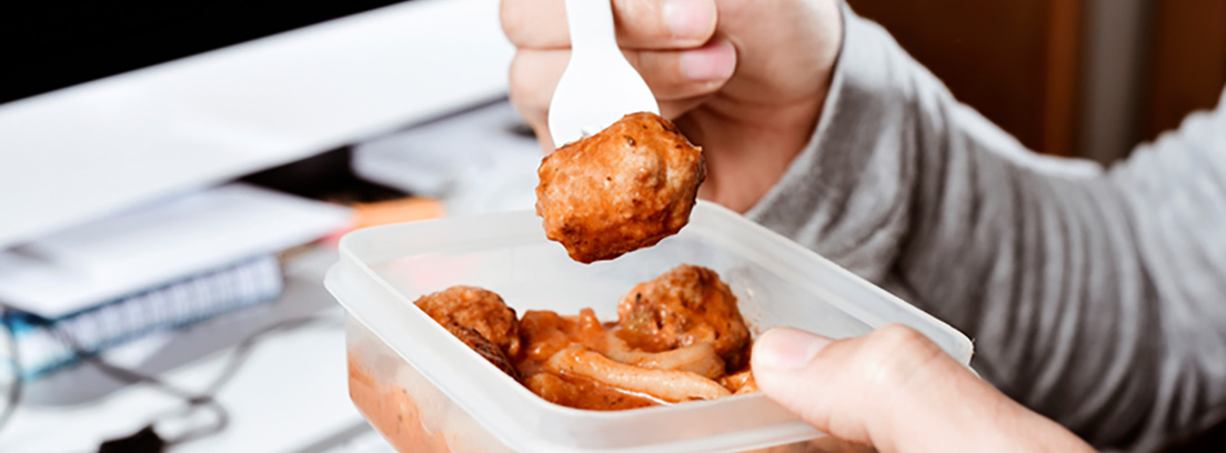 Tupper con comida cocinada dentro