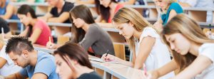 Grupo de jóvenes estudiantes haciendo un examen