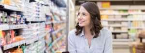 Una señora en un pasillo de un supermercado