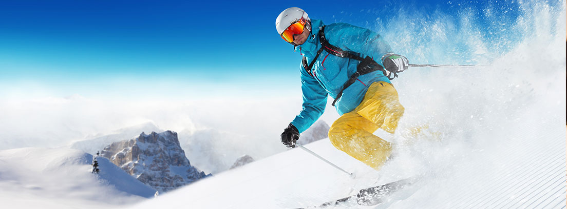 Esquí, deporte de invierno por excelencia Hombre esquiando en la cima de una montaña