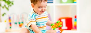 Niño jugando con un cochecito