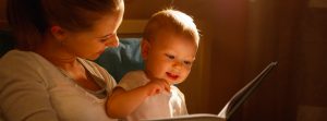 Madre y bebé mirando un libro