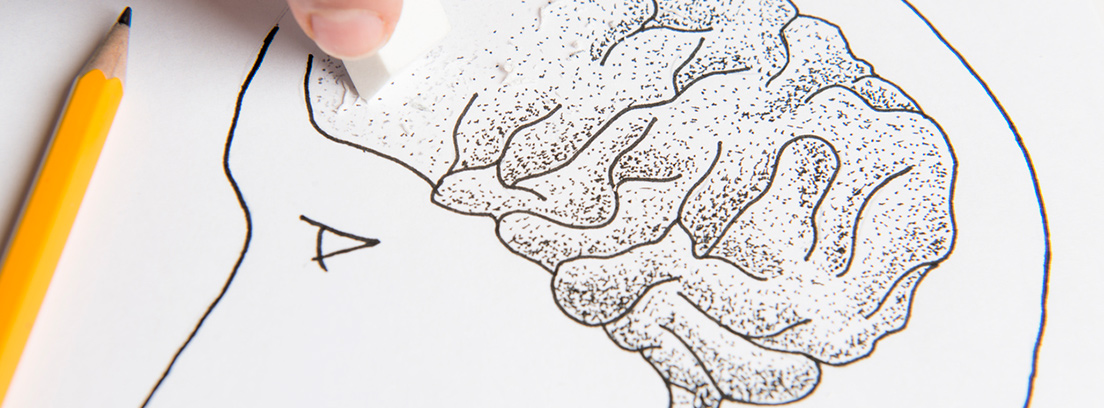 Una goma de borrar elimina el contenido de un cerebro dibujado