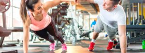 Un hombre y una mujer hacer ejercicio juntos en un gimnasio