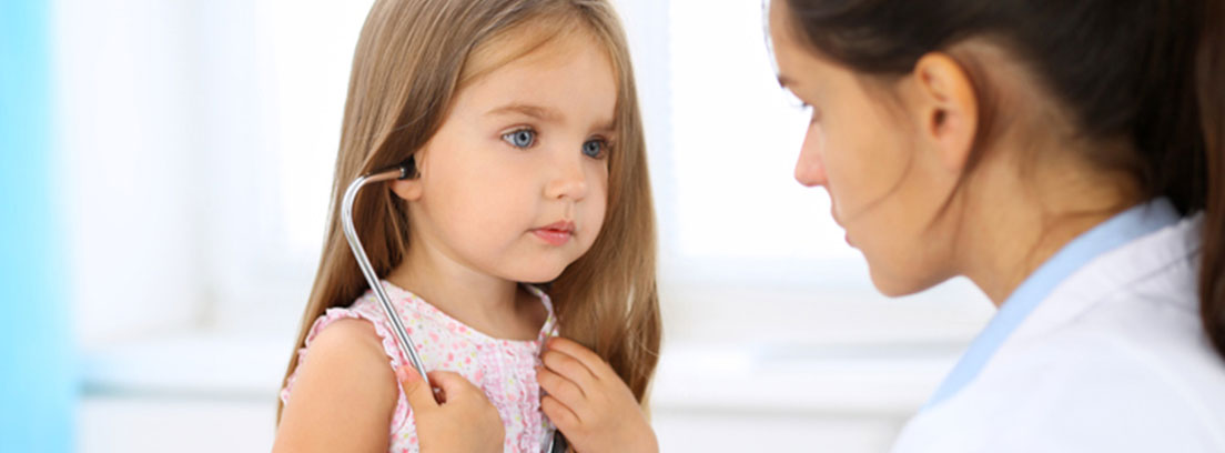 Doctora y niña con un aparato médico