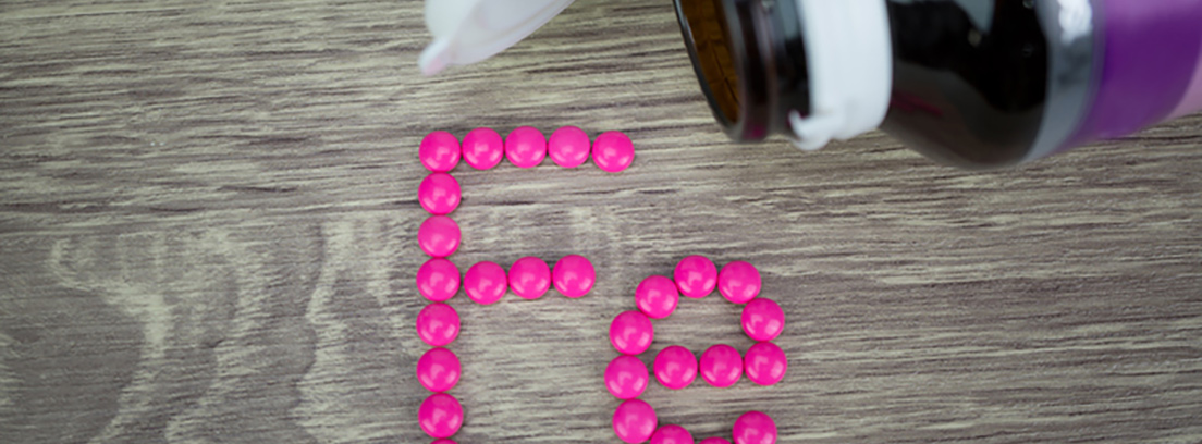 Palabra "FE" escrita con pastillas rosas