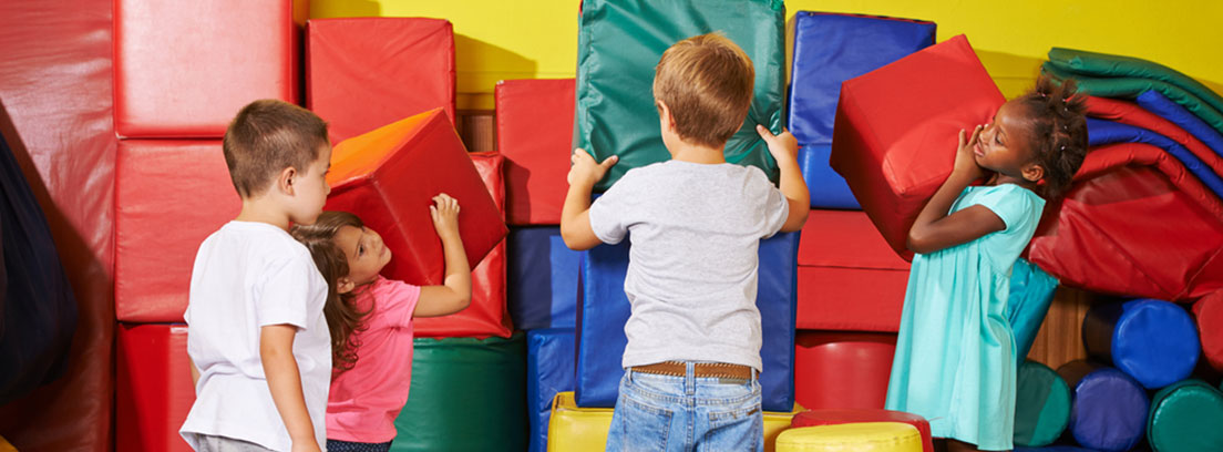 Niños jugando con colchonetas