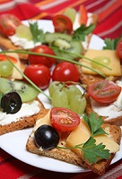 canapes de queso de cabra, kiwi y tomates cherry