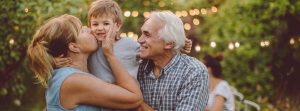 Abuelo, hija y nieto en actitud cariñosa