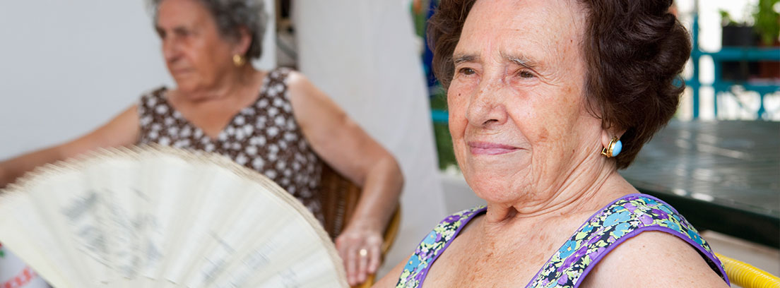 Mujer adulta se abanica