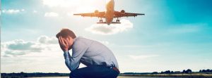 Hombre angustiado bajo un avión que vuela