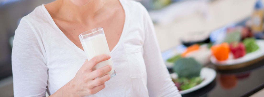 Mujer sosteniendo un vaso de leche