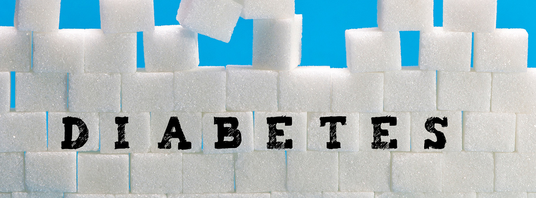 Terrones de azúcar apilados con la palabra "diabetes" sobreimpresionada
