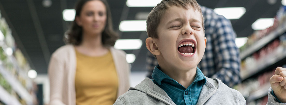 Niño en plena rabieta dando la espalda a sus padres