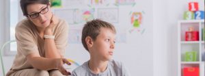 Una mujer observa a un niño que tiene la mirada perdida