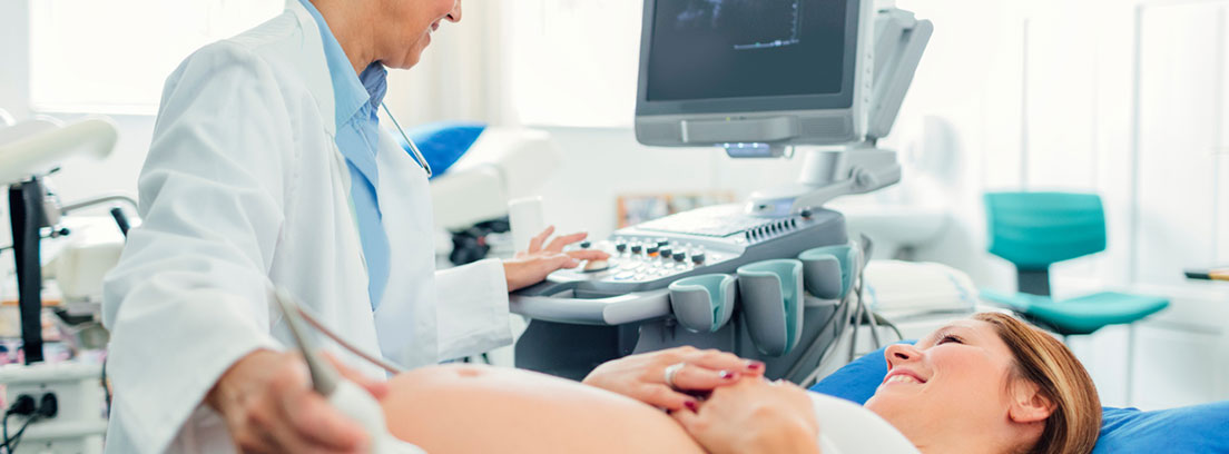 Médico haciéndole una ecografía a paciente.