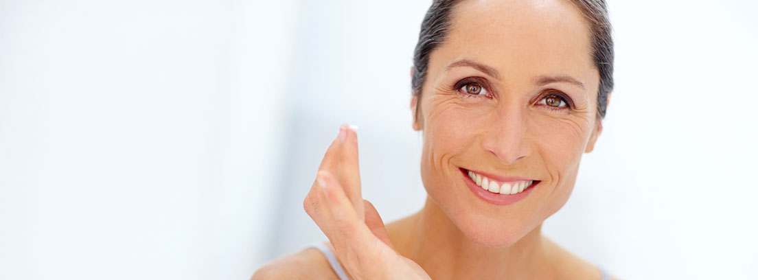 Mujer sonriente con arrugas de expresión