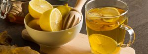 Cuenco con limones y vaso con infusión