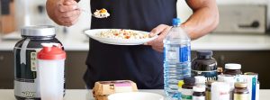 Chico sirviéndose en su plato comida.