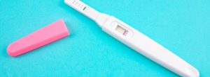 Test de embarazo con una raya roja.