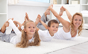 Familia practicando yoga