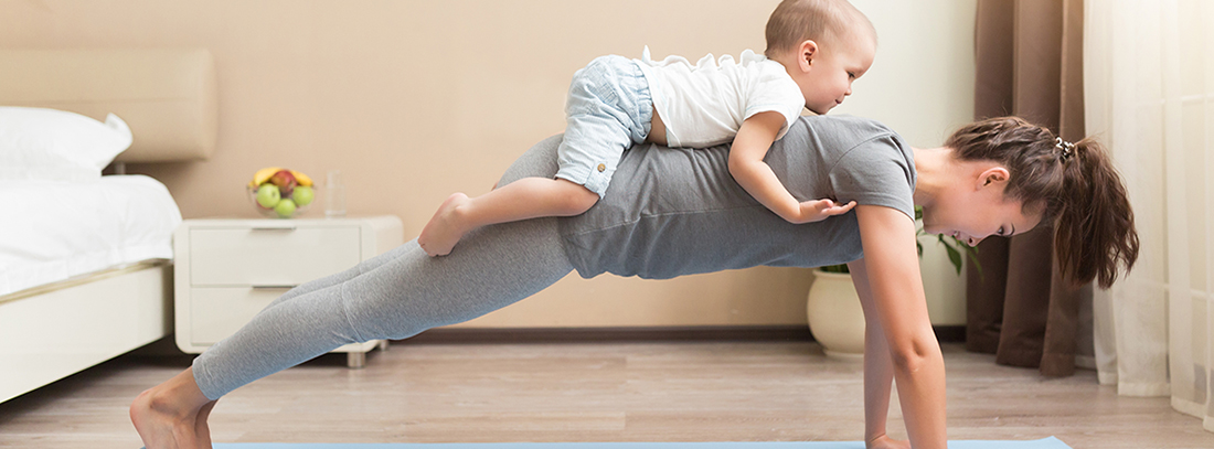 Mujer haciendo yoga con bebe