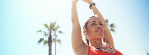 Mujer con ropa de deporte, estirándose.