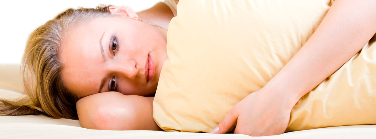 Anorgasmia femenina: mujer tumbada agarrando una almohada