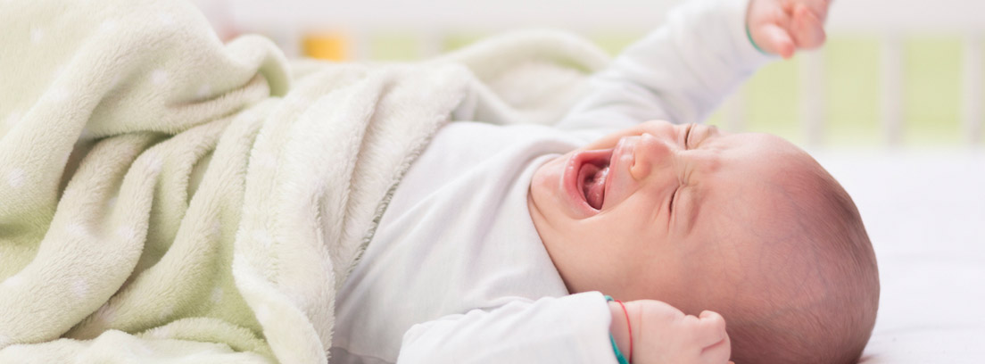 bebe llorando en la cuna