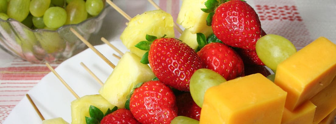 Postres ligeros y saludables: brochetas de frutas con queso