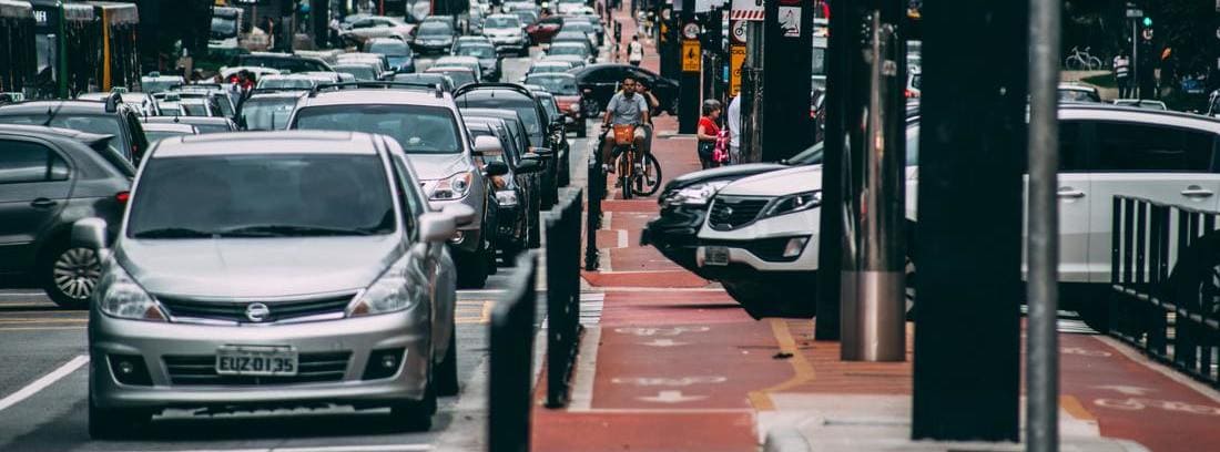 calle llena de tráfico con muchos coches