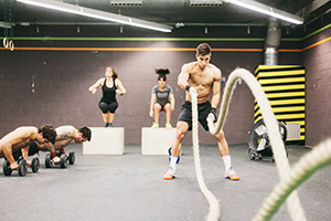 deportistas practicando crossfit