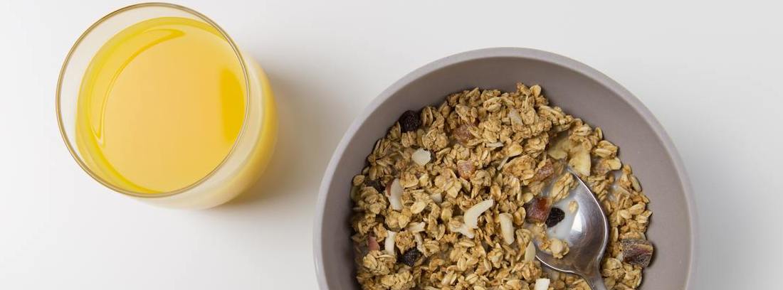 tazón de avena con zumo de naranja