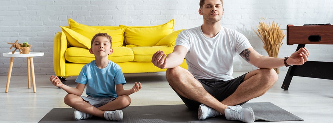 Padre e hijo haciendo yoga