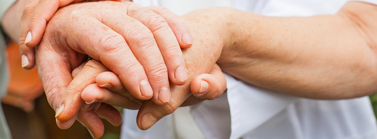 Esclerosis sistémica: estrechar manos de paciente