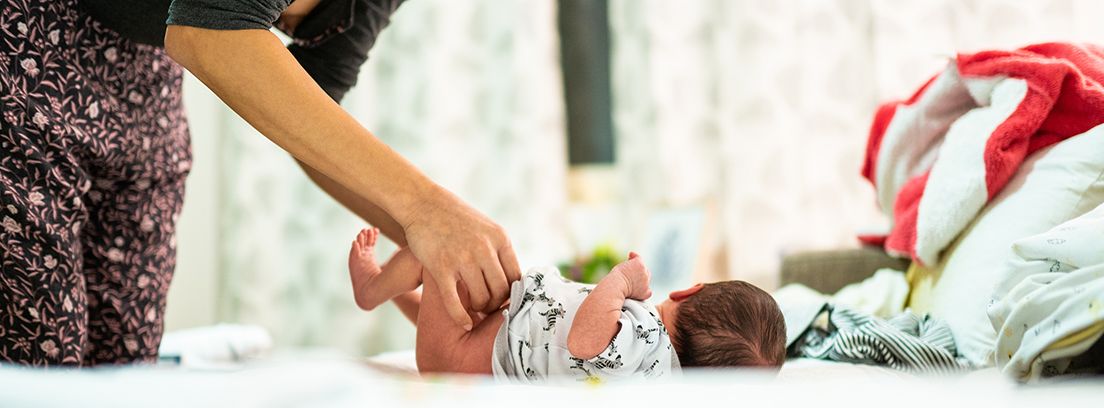 mujer realizando cuidados a un bebé