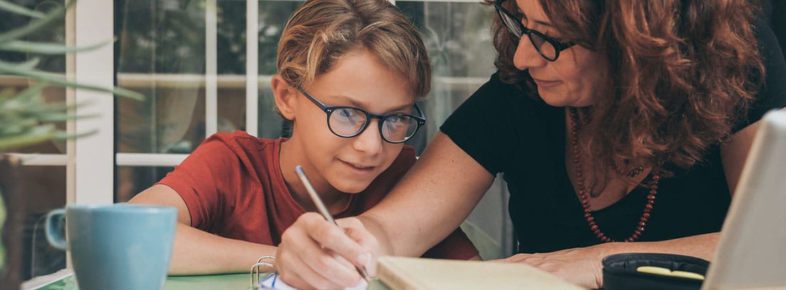 Consejos para crear un buen hábito de estudios: niño estudiando con la ayuda de su madre