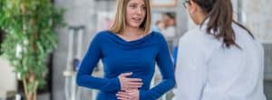 Intoxicación por setas: mujer en consulta médica con dolor de estómago