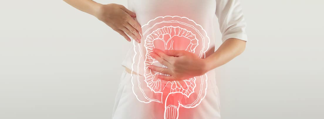 Mujer de frente haciendo gesto de dolor con la ilustración sobreimpresionada del aparato digestivo