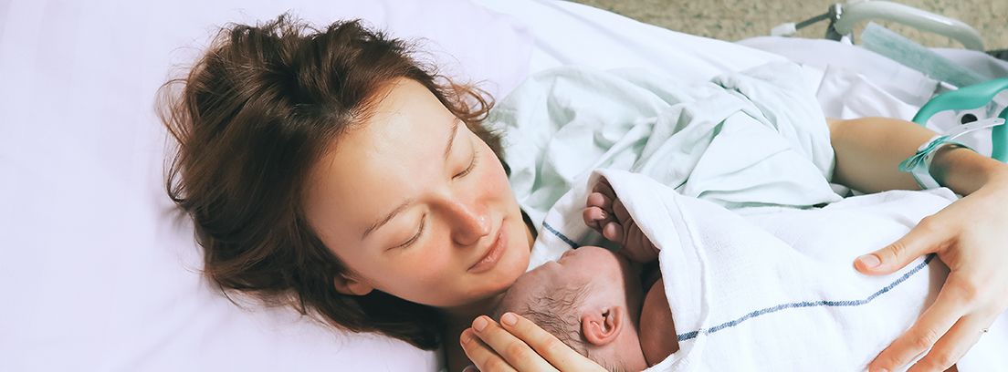 mujer con bebé recién nacido