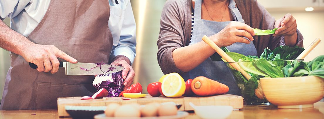 personas mayores preparando alimentos nutricionales