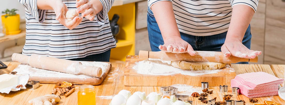 Atención a la repostería: varias mujeres amansando harina