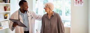 Valoración geriátrica integral: médico con paciente mayor