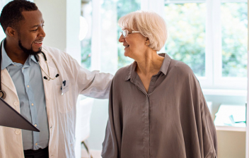 Valoración geriátrica integral: médico con paciente mayor